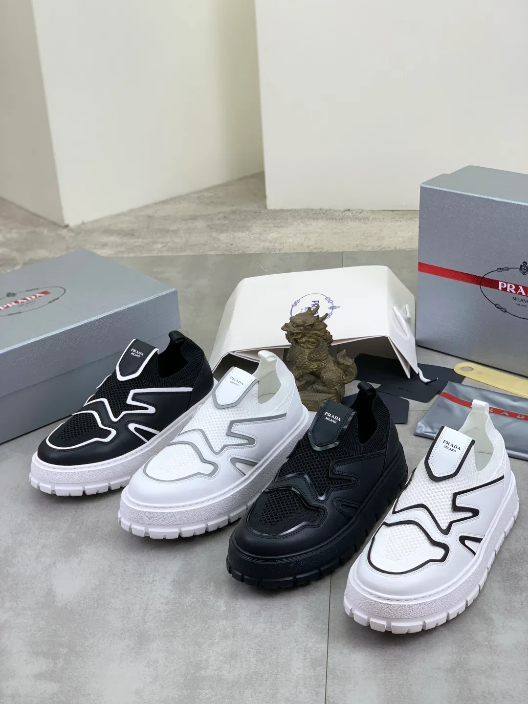 Men's shoes 💰P600💰 [New style] Flying weave series (summer must-have) is now available on the official website, 🆘 Trendy brand (Prada) mainly promotes popular models, avant-garde and versatile fashionable men's shoes, private version mold opening, cowhide surface splicing 1:1.. Fashionable and simple, original imported cowhide and cowhide leather feet; the atmosphere and personality are more fashionable, eye-catching and pursuing class. It will subvert the old idea and be a must-have for fashion trendsetters with you! Must keep it for yourself! High-end comfort and low-end, high-end quality workmanship. Size: 38-45 4️⃣colors available.